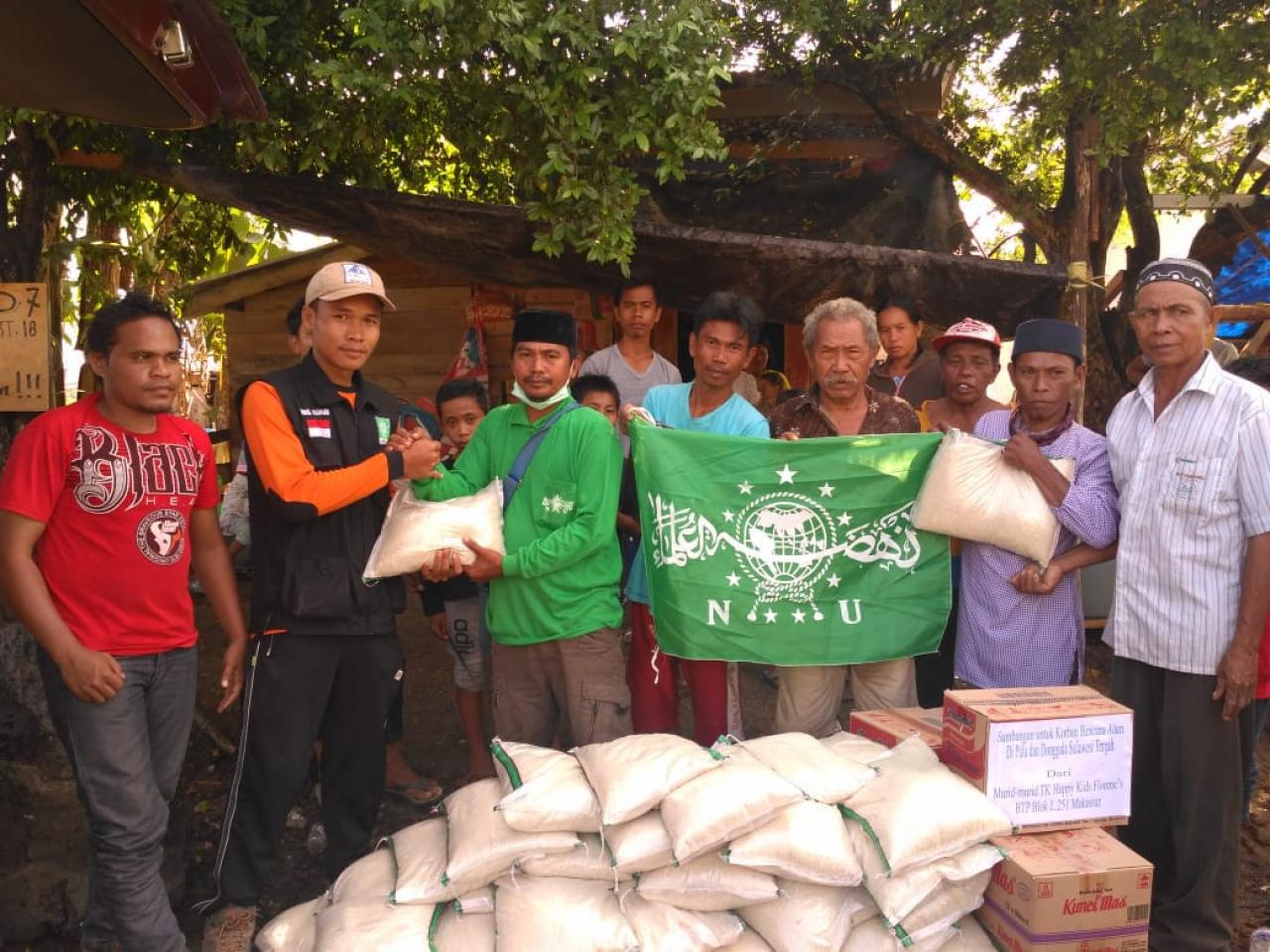 BANTUAN: Penyaluran bantuan logistik Tim NU Peduli Sulteng di Posko 7, Desa Lolu Kecamatan Sigi Biromaru, Kabupaten Sigi. (foto: nu for ngopibareng.id)