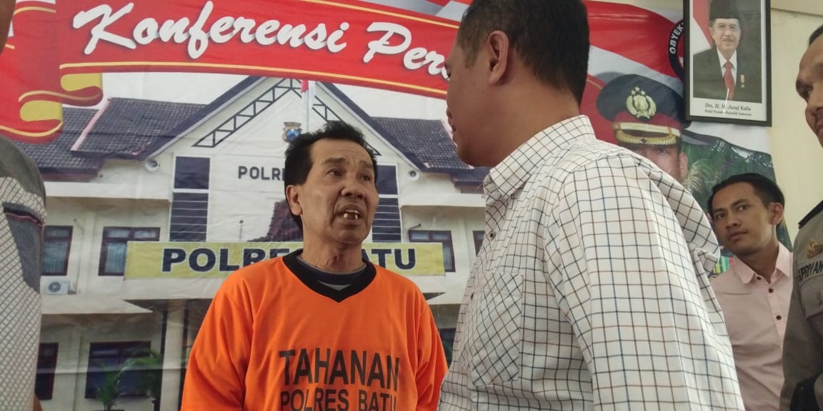 Didik Purwanto (orange) ditangkap Polres Batu karena terbukti memeras pejabat pemerintahan.