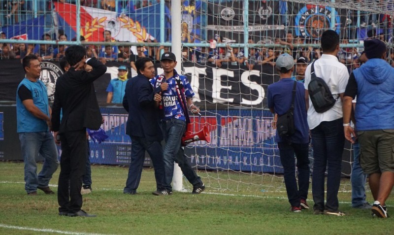 Bikin ulah, Yuli Sumpil dihukum tidak boleh masuk ke stadion di seluruh wilayah Republik Indonesia seumur hidup. (Harisngopibareng)