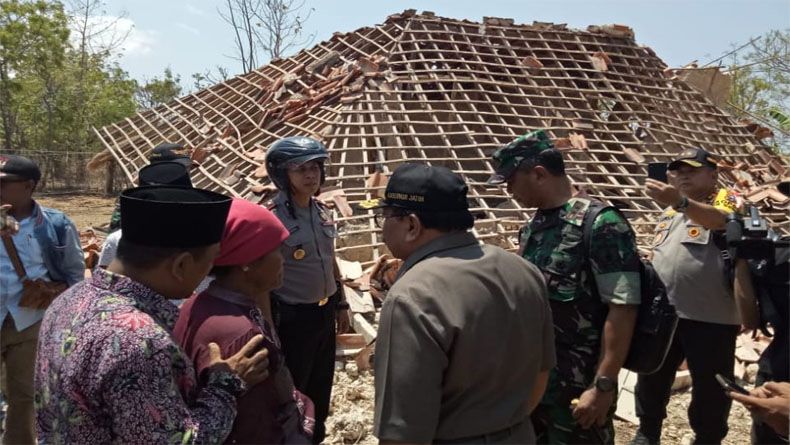 Gubernur Soekarwo saat meninjau korban gempa 6,4 SR yang mengguncang Timur Laut Situbondo. Sekitar 246 rumah di Pulau Sapudi rusak diguncang gempa, Kamis, 11 Oktober 2018. (Foto: BPBD Jatim)