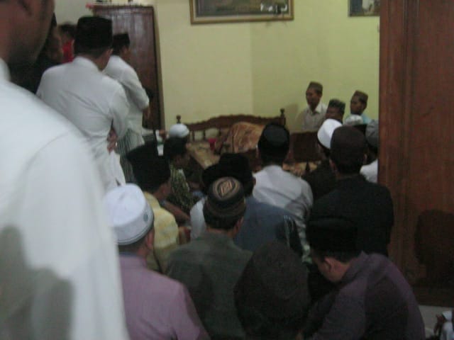 Jenazah KH Agus Imam Saerozi  saat disemayamkan di rumah. (Foto: Totok/ngopobareng.id)