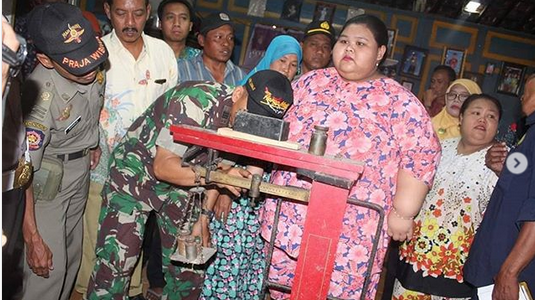 Timbangan beras dipakai untuk mengukur berat badan Silvia Dwi Susanti. Foto: IG/cah_bluluk.