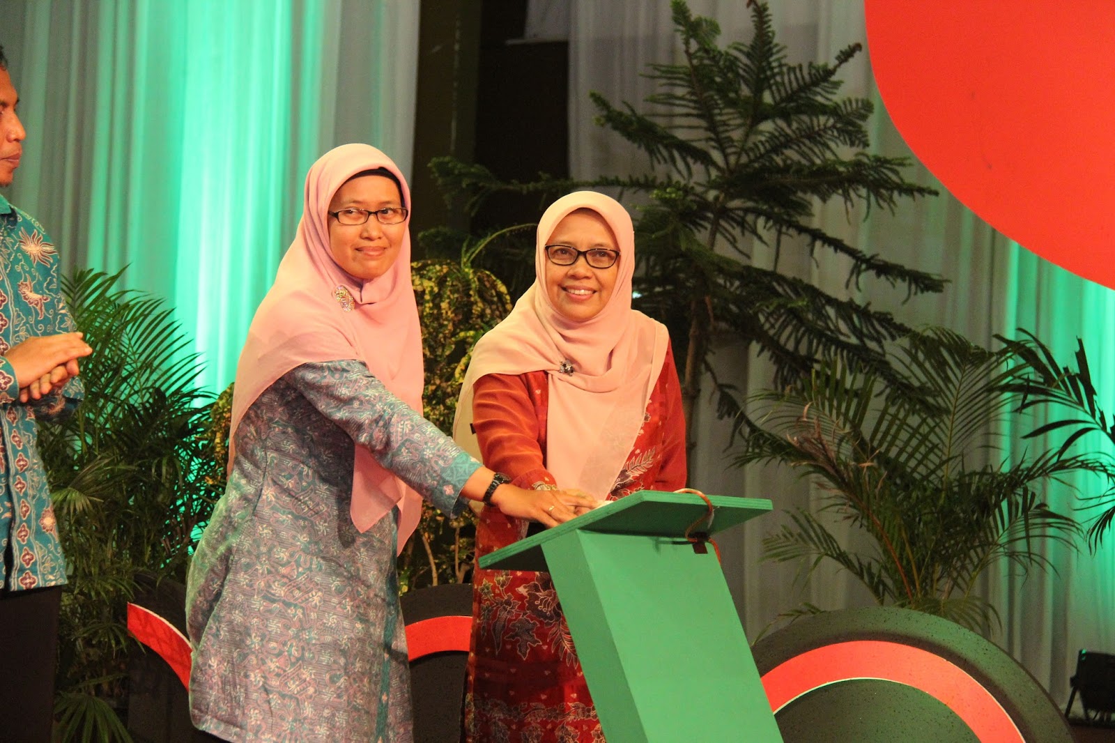 DAKWAH: Ketua Umum PP Nasyiatul Aisyiyah, Diyah Puspitarini (kiri). (foto: md for ngopibareng.id)
