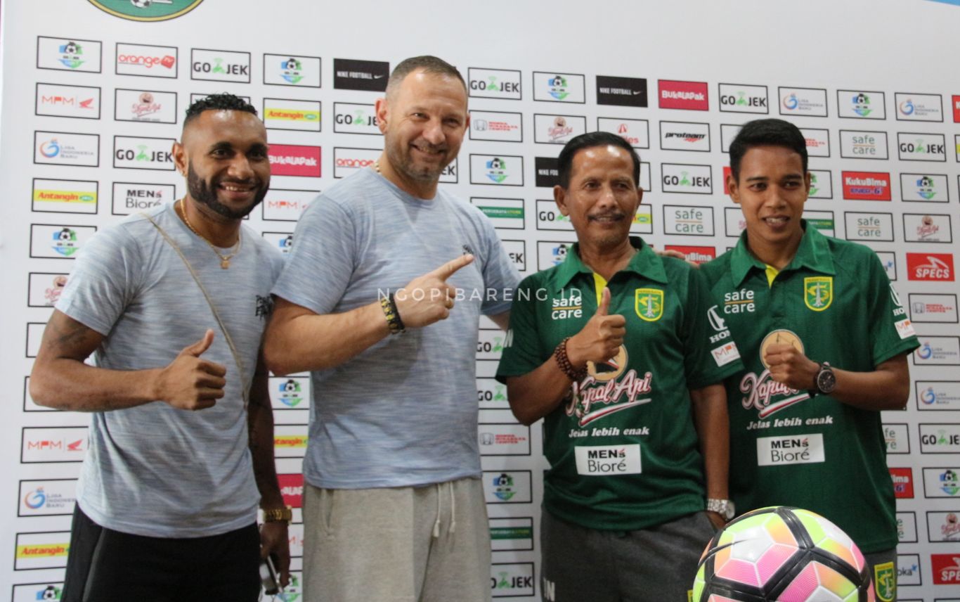 Dari kiri: Borne FC; Titus Bonei, Dejan Antonic, Persebaya; Djajang Nurdjaman, Misbakus Solikin. (foto: Haris/ngopibareng)