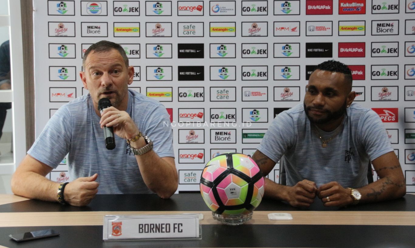 Pelatih Borneo FC, Dejan Antonic (kiri) bersama Titus Bonai. (foto: Haris/ngopibareng)