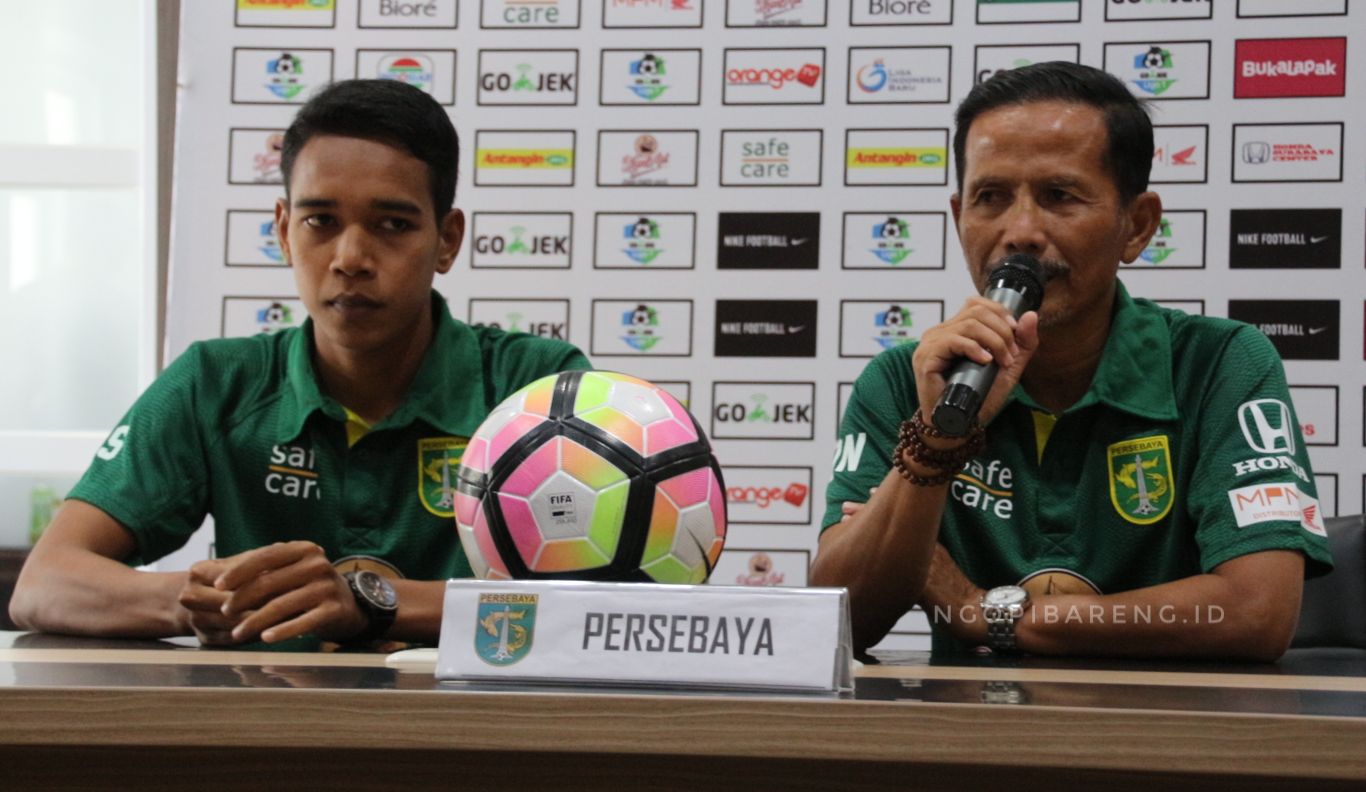 Pemain Persebaya Misbakus Solikin, bersama Pelatih Djajang Nurdjaman. (foto: Haris/ngopibareng)