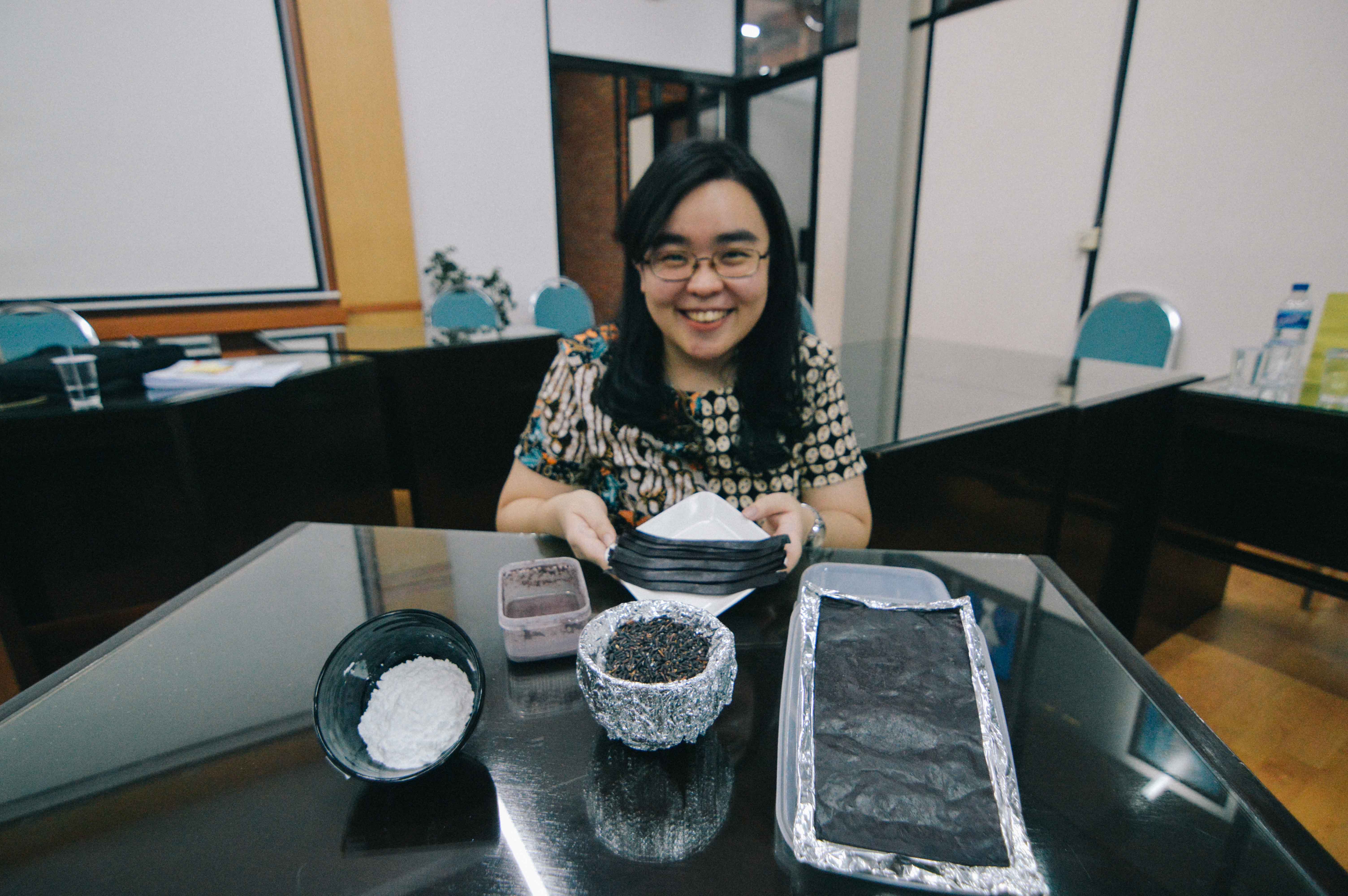 Cindy dan hasil inovasi Kwetiau dari beras hitam. (Foto: Humas UKWMS)