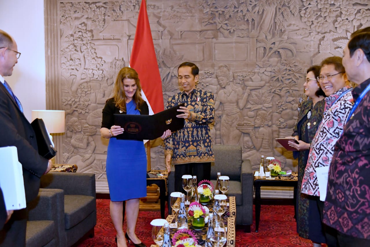 Presiden Jokowi bersama Melinda Gates, Co-Chair Bill & Melinda Gates Foundation. Foto: Deputi Bidang Protokol, Pers, dan Media Sekretariat Presiden Bey Machmudin.