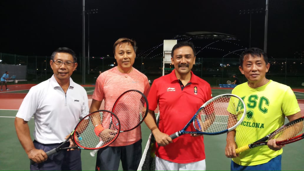 Tim Indonesia yang diwakili oleh Andi Mallarangeng dan Hasbullah Tahir berhasil merebut tiga medali emas pada kejuaraan tennis Charles Simon ITF Senior Championship yang digelar di Kallang Tennis Center Singapura 6-14 Oktober 2018. (foto: Istimewa) 