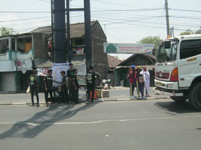 Salah satu aksi galang dana yang dilakukan warga Lamongan. (Foto: Totok/ngopibareng.id)