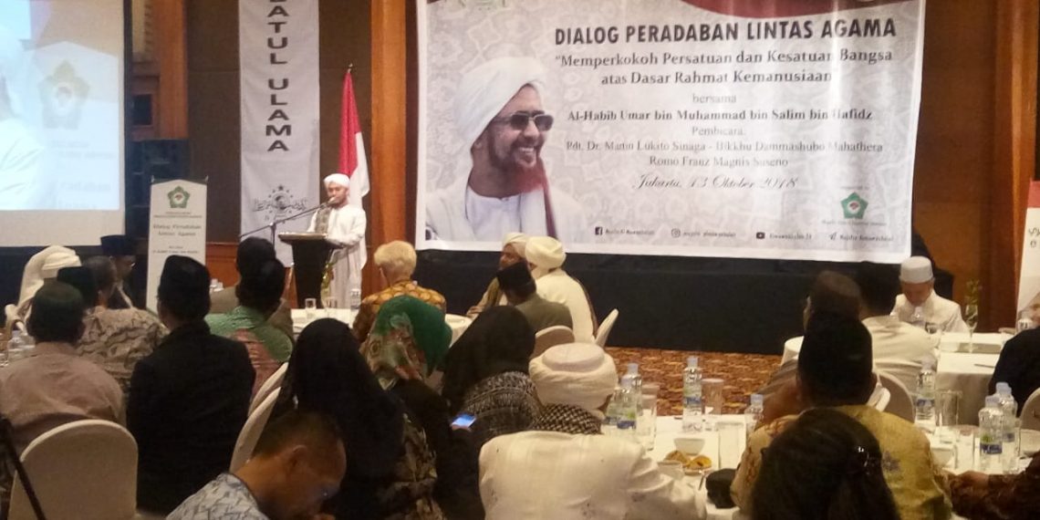 DISKUSI: Habib Umar bin Hafiz dalam forum Dialog Peradaban Lintas Agama, di Jakarta, Sabtu 13 Oktober 2018. (foto: ngopibareng.id)