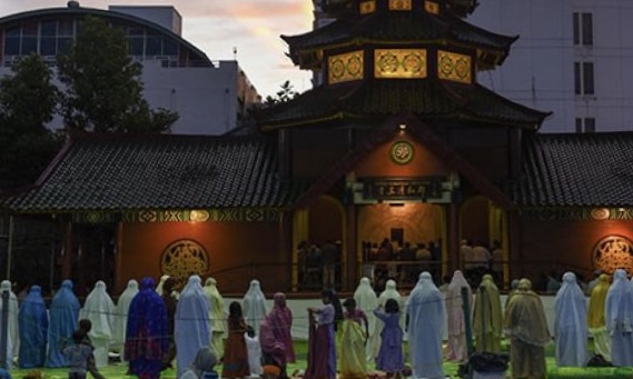 Jemaah Masjid Cheng Ho. Foto: antara