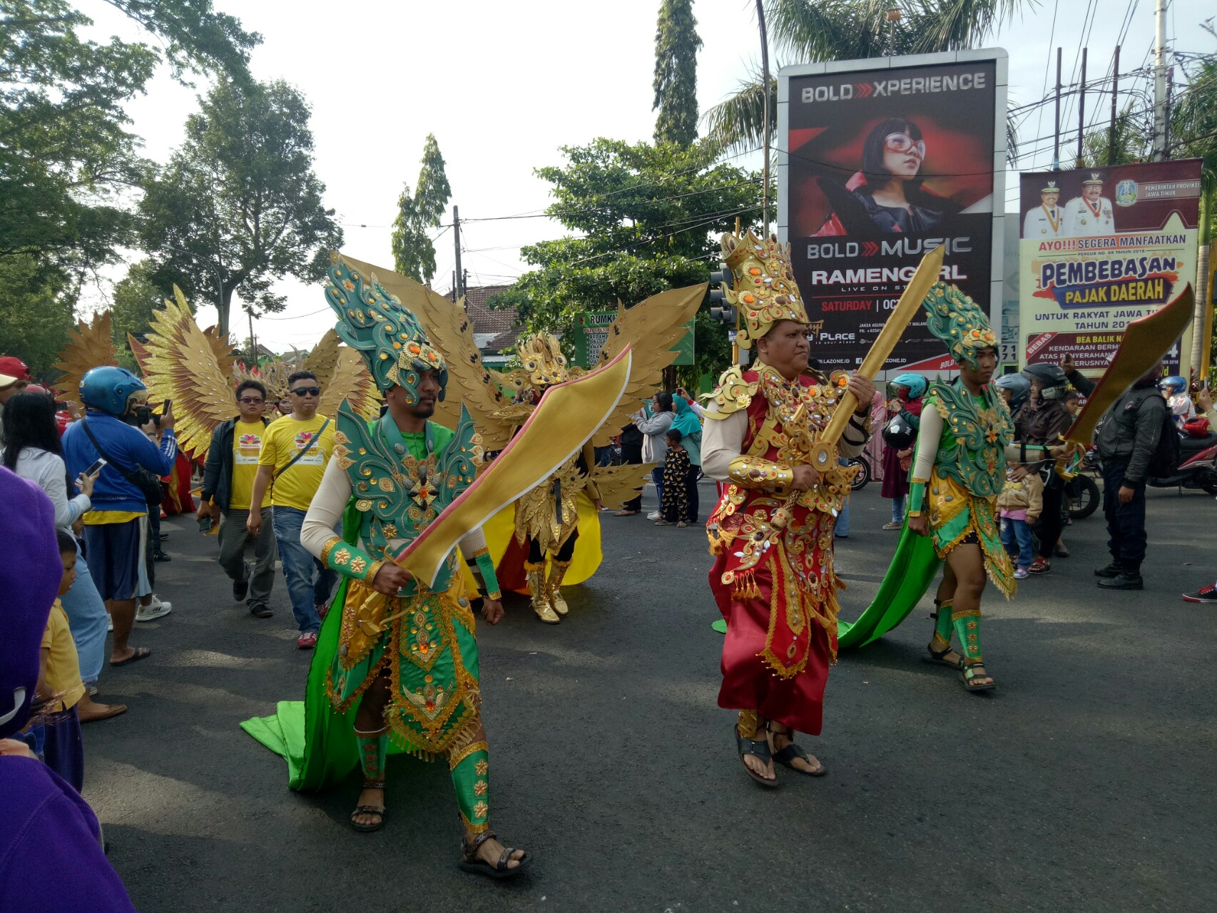 Karnaval budaya di Festival Pesona Lokal Malang.