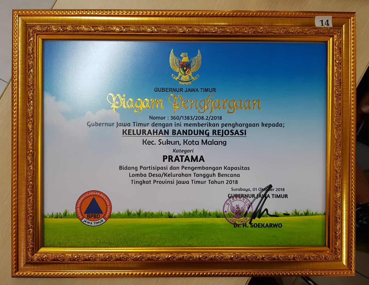 Piagam penghargaan Kelurahan Bandungrejosari sebagai Kelurahan Tangguh Bencana tingkat Pratama
