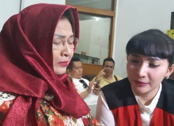 Kenangan Roro Fitria saat sidang terakhir ditemani mendiang ibunya, Retno Winingsih.