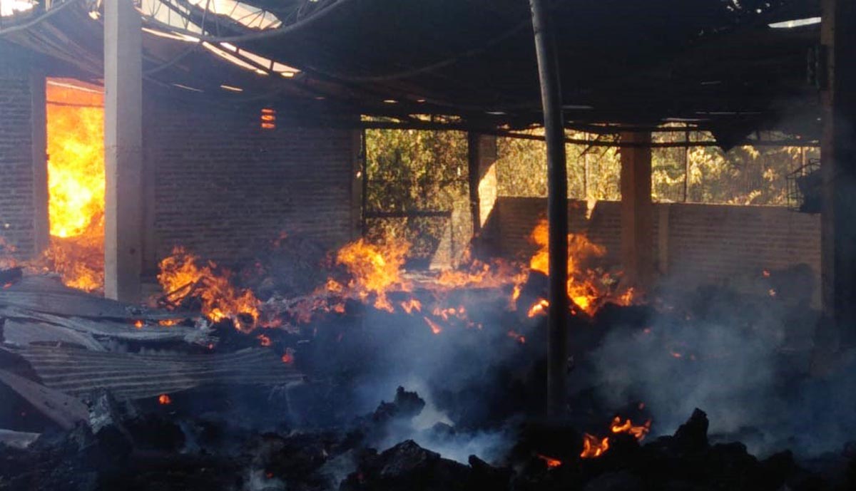 Gudang mebel antik di Desa Tamansari, Kecamatan Dringu, Kabupaten Probolinggo terbakar habis. (Foto: Ikhsan/ngopibareng.id)