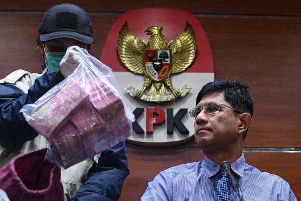 Wakil Ketua KPK Laode M Syarif menunjukkan barang bukti uang. (Foto: Antara)