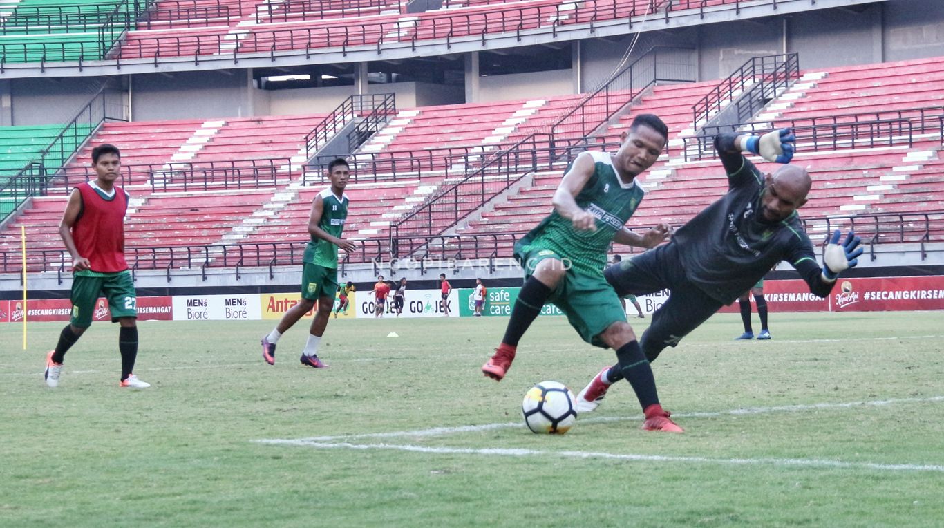 Skuat Persebaya saat berlatih di Stadion Gelora Bung Tomo, Surabaya. (Foto: Haris/ngopibareng)