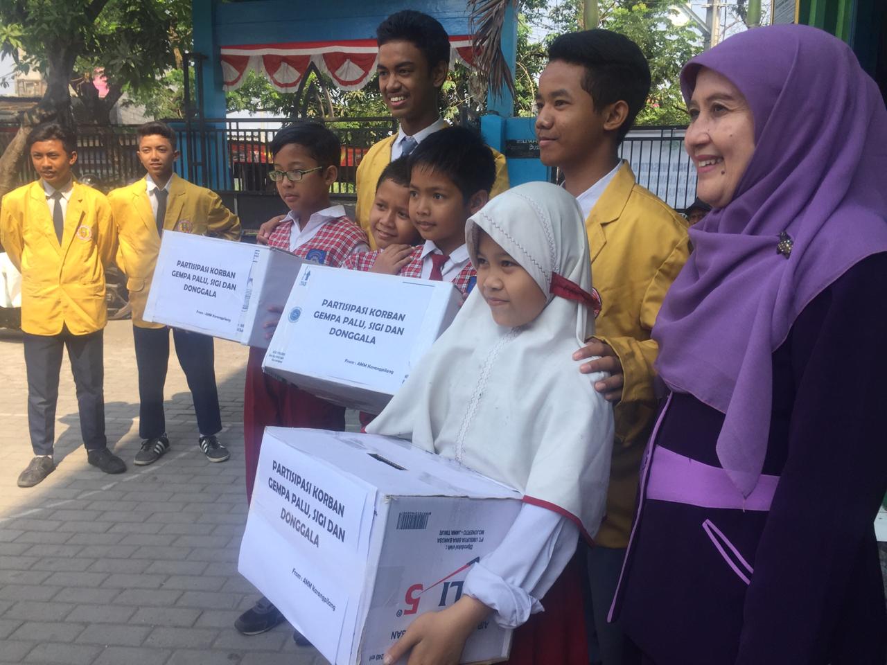 Penggalangan dana yang dilakukan oleh siswa di SD Muhammadiyah 22 Surabaya, Selasa, 16 Oktober 2018.