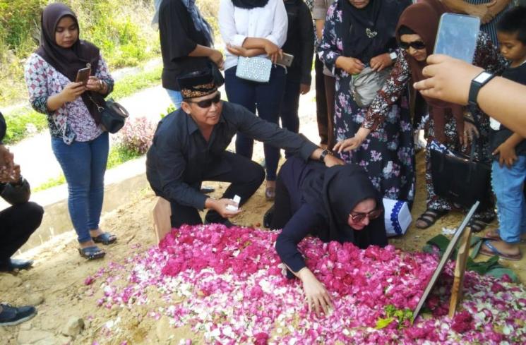 Roro Fitria menangis di makam sang ibu, Retno Winingsih di TPU Sayengan Sleman Blok A5.