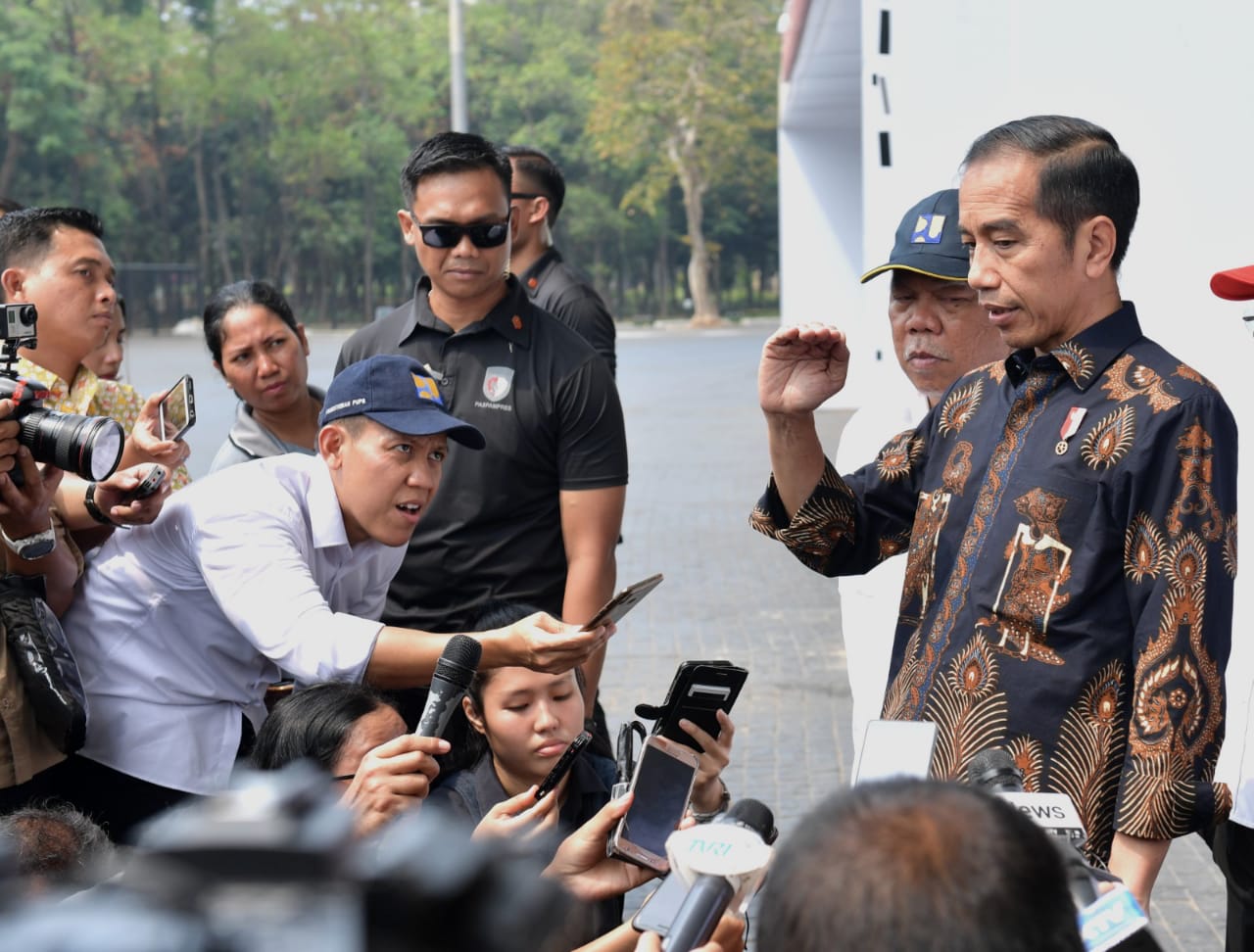 Presiden Jokowi meninjau fasilitas ramah disabilitas di Gelora Bung Karno (GBK). Foto: Kris - Biro Pers Setpres.