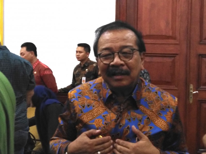 Gubernur Jawa Timur, Soekarwo usai menghadiri acara di Kampus C Universitas Airlangga Surabaya. (foto: farid/ngopibareng.id)