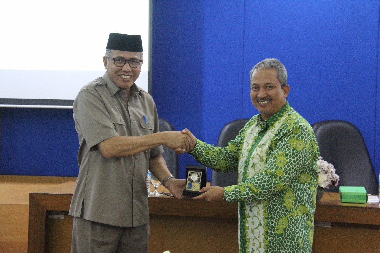 Plt Gubernur Provinsi Aceh, Ir Nova Iriansyah (kiri) menerima cinderamata dari Rektor ITS Prof Ir Joni Hermana.