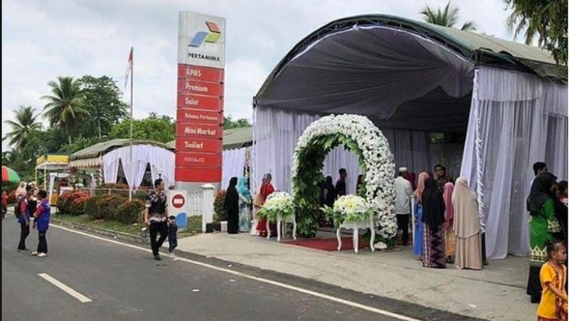 Lokasi pesta pernikahan ini ada di SPBU Pertamina APMS No 66.0311 Kecamatan Tapin Tengah, Kalimantan Selatan. 