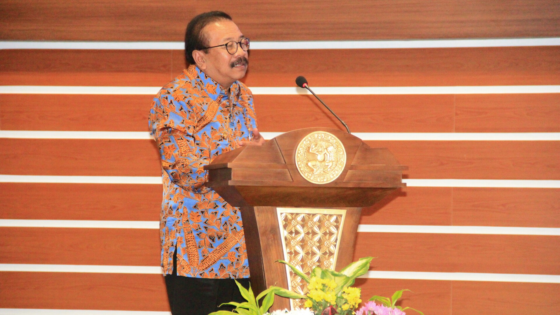 Gubernur Jawa Timur, Soekarwo ketika menghadiri acara di Kampus C Universitas Airlangga Surabaya, Selasa, 16 Oktober 2018.