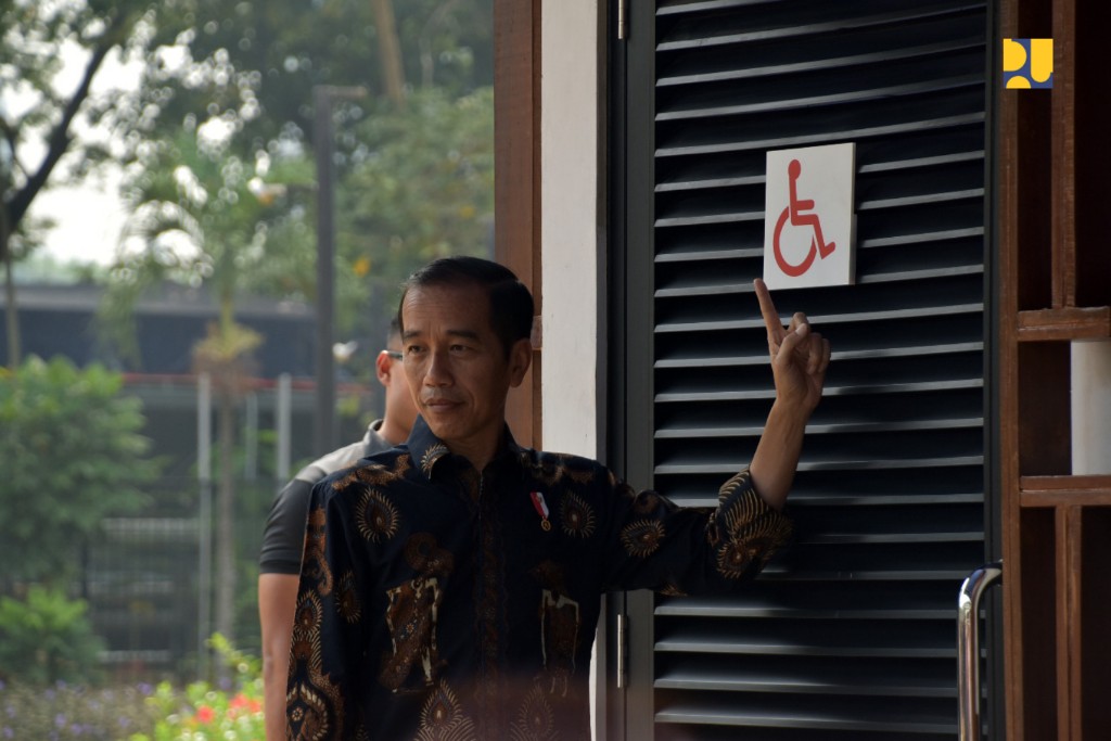 TINJAU: Presiden Jokowi di fasilitas penunjang bagi penyandang disabilitas di kawasan GBK Senayan Jakarta. (foto: PUPR for ngopibareng.id) 