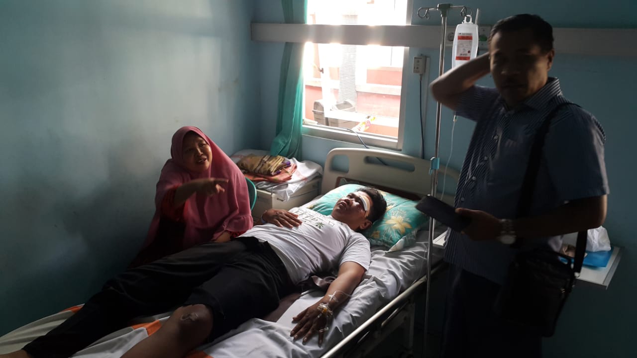 Riski Nur Fauzan, korban jatuhnya banner dirawat di RSUD Tongas. (Foto: Ikhsan/Ngopibareng.id).