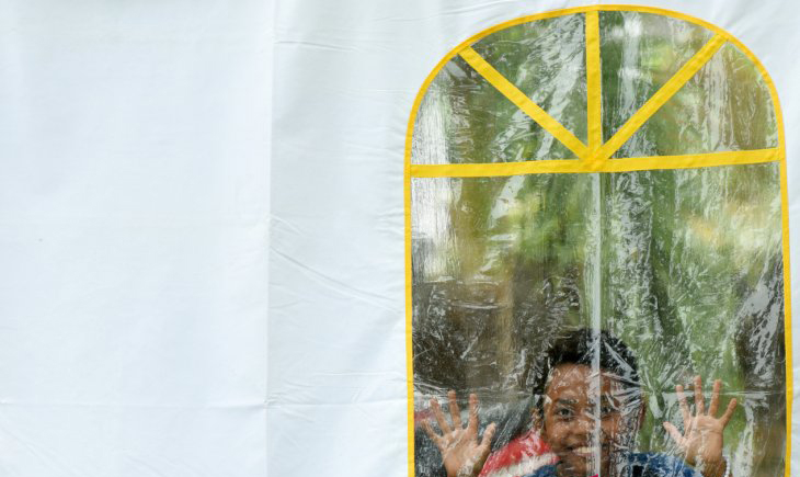 Seorang anak pengungsi gempa dan tsunami Palu-Donggala mengintip dari jendela tenda pengungsian di halaman kantor RRI Palu, Sulawesi Tengah, Kamis 11 Oktober 2018. (Foto: Antara/Yusran Uccang)