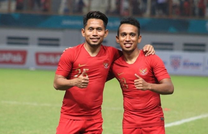 Winger Persebaya, Irfan Jaya berfoto bersama Andik Vermasah usai laga Timnas Indonesia menghadapi Hongkong. (foto: dokumentasi)