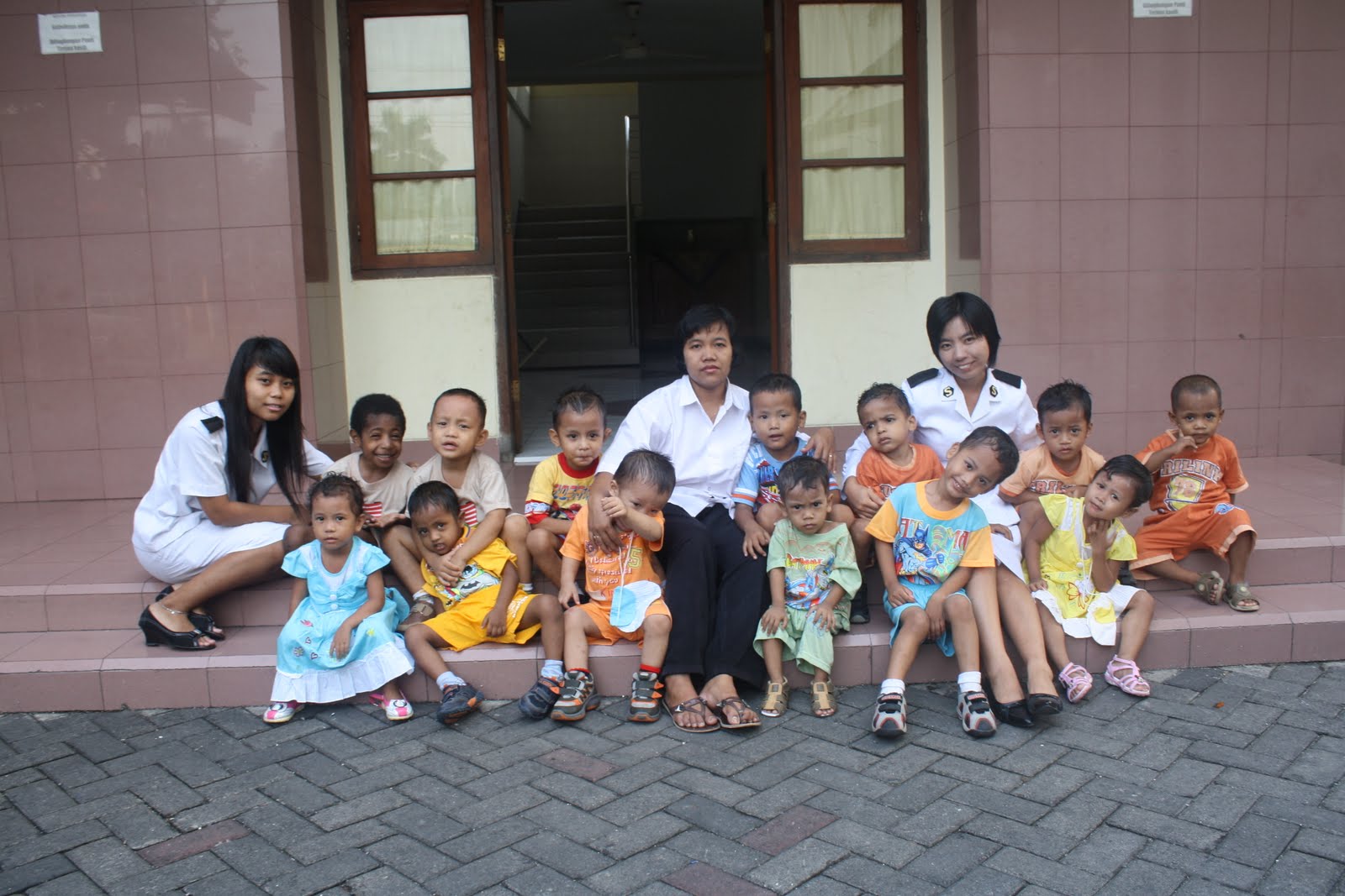 Sejumlah anak asuh di Perumahan Ibu dan Anak Matahari Terbit Surabaya (Foto: Matahari Terbit)
