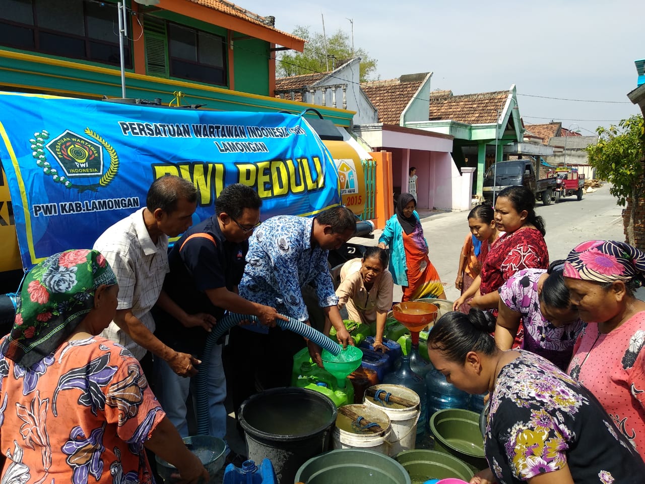Distribusi air kepada warga Lamongan yang mengalami kekeringan. (Foto: Totok/ngopbareng.id)