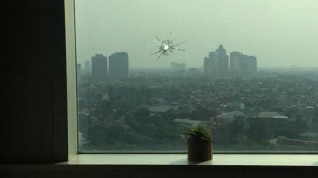 Lubang kaca akibat peluru nyasar di ruang anggota DPR. Foto: istimewa