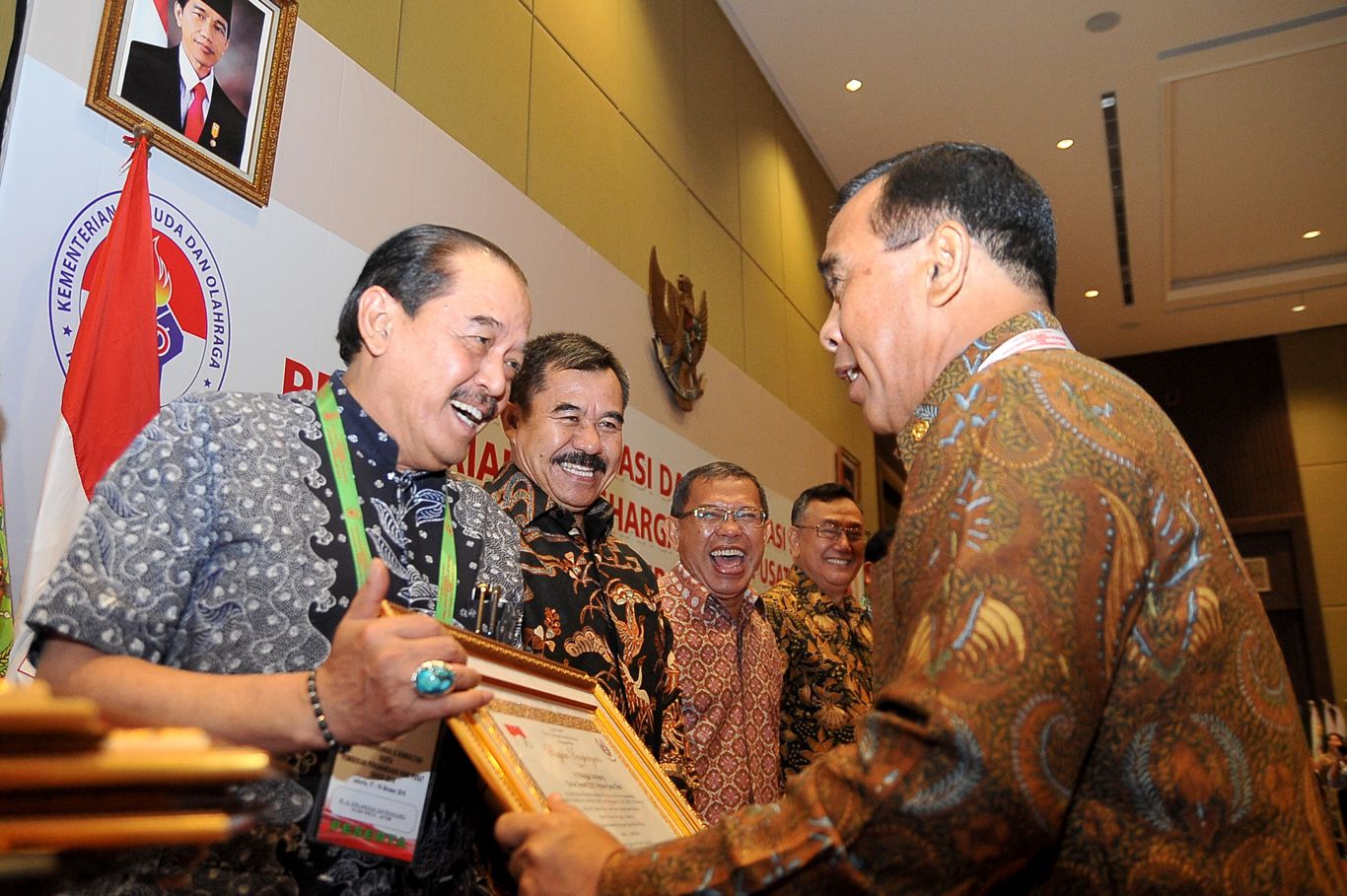 Ketua Umum KONI Jatim Erlangga Satriagung menerima penghargaan yang diserahkan secara langsung oleh Tono Suratman, Ketua Umum KONI itu. (foto: Humas)