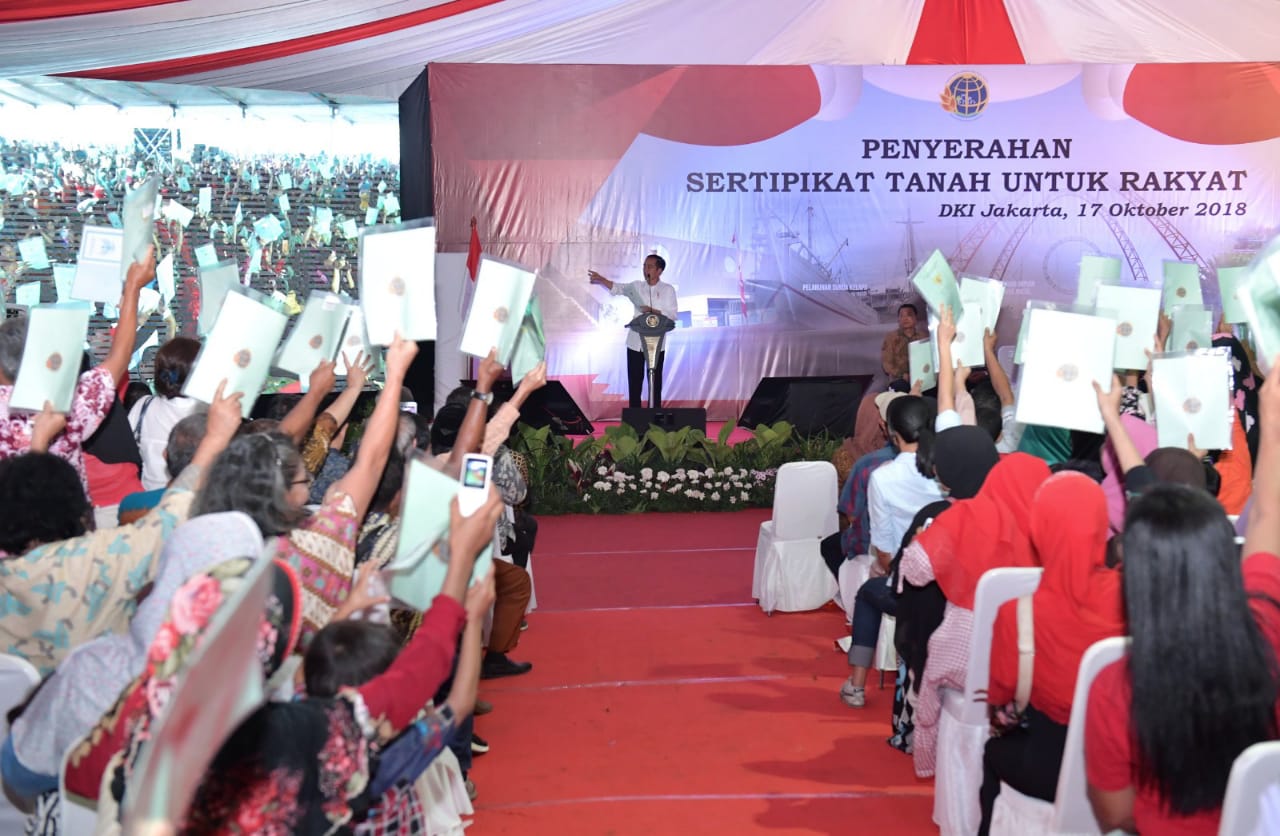 Presiden Joko Widodo pada Rabu, 17 Oktober 2018, menyerahkan 10.000 sertifikat hak atas tanah untuk rakyat dari 5 kecamatan di Jakarta Utara. (Foto: Biro Pers Setpres)