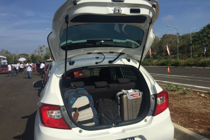 Kapasitas bagasi All New Honda Brio saat media test drive di Bali. Foto: ANTARA News/Monalisa