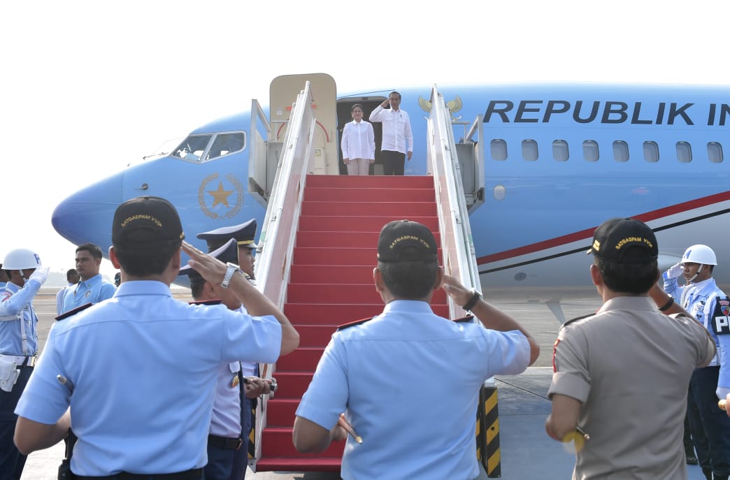 Presiden dan rombongan lepas landas dari Pangkalan TNI AU Halim Perdanakusuma Jakarta dengan menggunakan Pesawat Kepresidenan Indonesia-1 pada pukul 07.55 WIB. (Foto:Setpres)