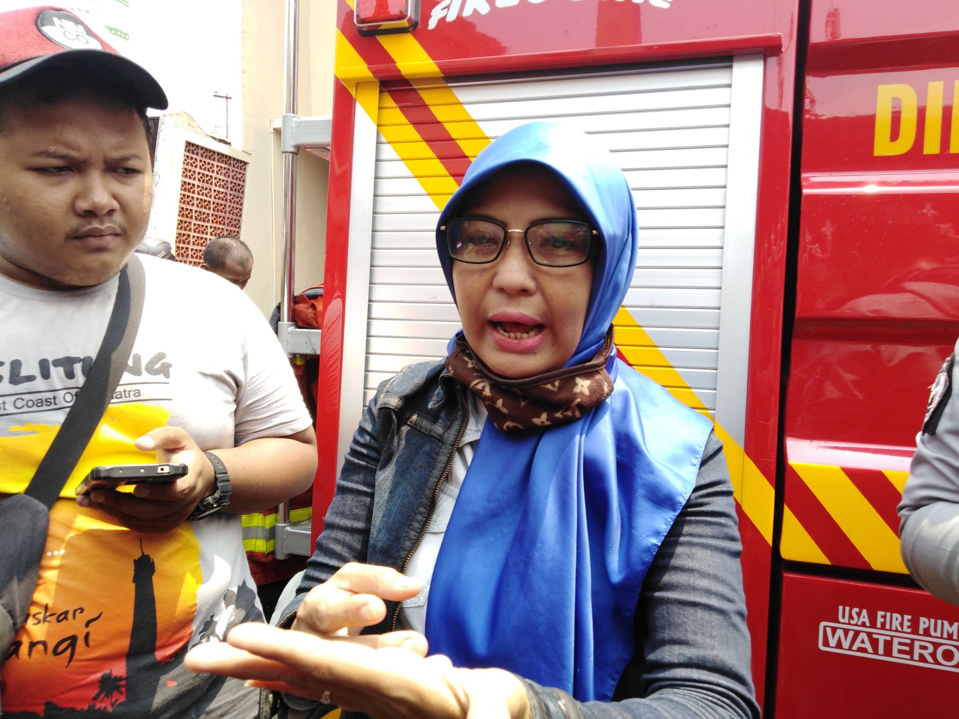Salah satu wali murid SMKN 1 Surabaya yang kendaraan bermotor milik anakanya hangus terbakar di gedung penitipan motor milik warga RT 3 RW 3 Karangrejo Timur 1 No 22 mulai mendatangi lokasi, Kamis, 18 Oktober 2018. (foto: farid/ngopibareng.id) 