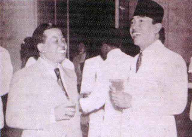 HUMOR: Djamaluddin Malik bersama Bung Karno. (foto: dok ngopibareng.id)