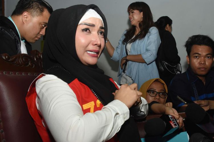 Tangis Roro Fitria pecah di ruang sidang Pengadilan Negeri Jakarta Selatan begitu mendengar vonis 4 tahun penjara, Kamis 18 Oktober 2018.
