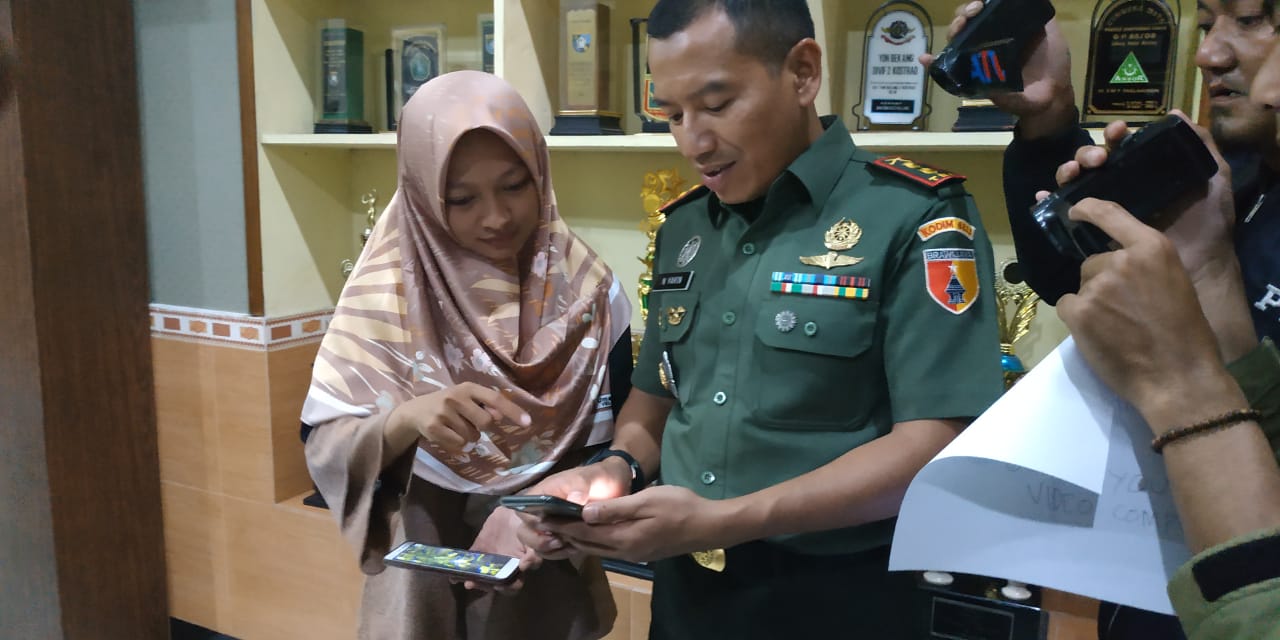 Ulfatu Mahmuda (kiri) menunjukkan video karyanya kepada Dandim 0833 Kota Malang, Letkol Inf Nurul Yakin. 