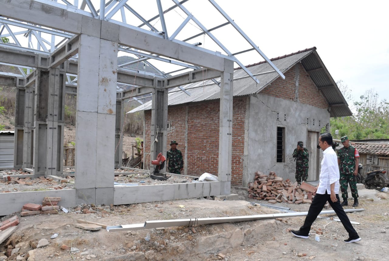 Presiden Jokowi meninjau pembangunan Rumah Instan Sederhana Sehat (RISHA) di Lombok, Nusa Tenggara Barat (NTB), Kamis, 18 Oktober 2018. (Foto: Kris/Biro Pers Setpres) 