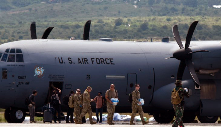 Tentara Amerika Serikat turun dari pesawat saat tiba membawa bantuan untuk korban gempa dan tsunami Palu-Donggala, di Bandara Mutiara SIS Al Jufri, Palu, Sulawesi Tengah. (Foto: Antara)