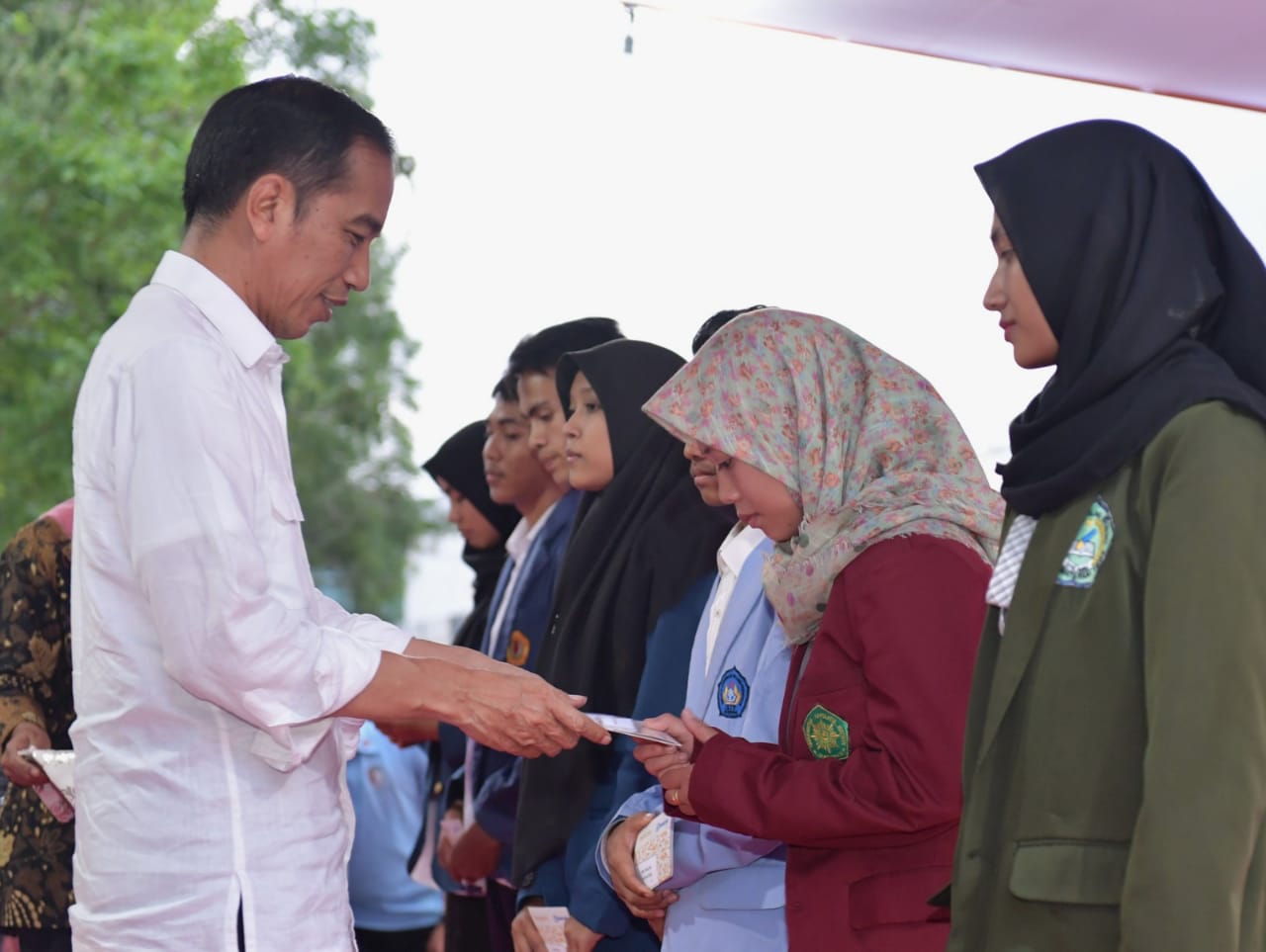 Presiden Jokowi menyerahkan beasiswa kepada mahasiswa terdampak bencana alam di Nusa Tenggara Barat (NTB), Kamis 18 Oktober 2018.