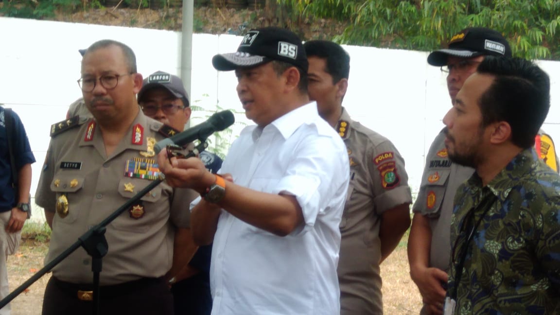 Ketua DPR Bambang Susatyo (tengah) ketika mengikuti rekonstruksi peluru nyasar. Foto: asmanu/ngopibareng.id