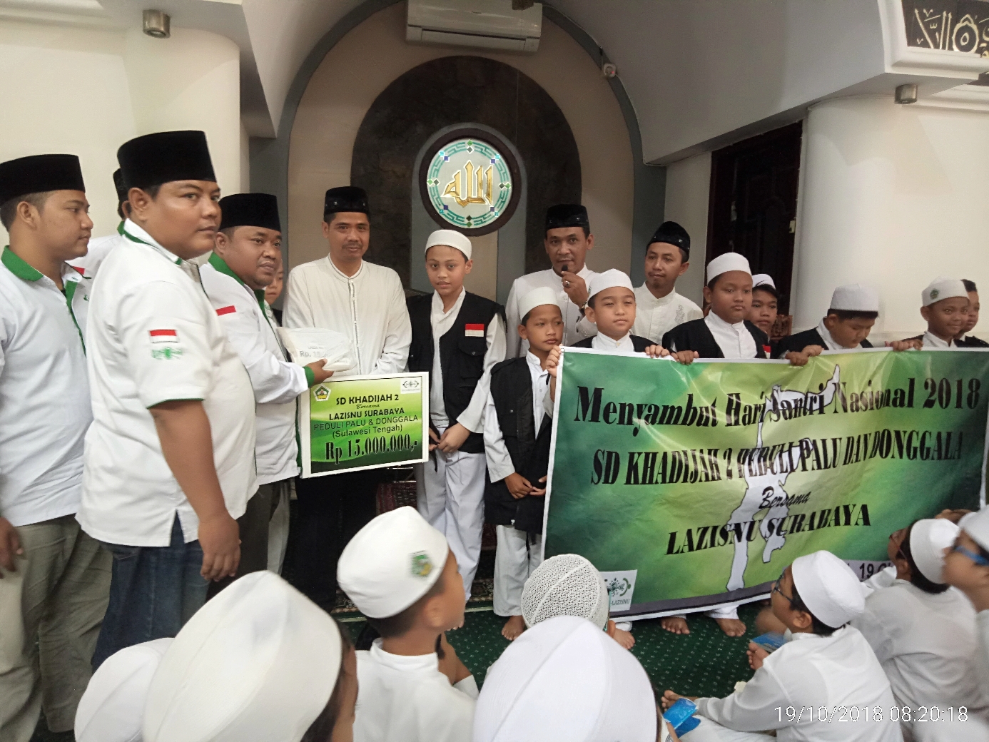 Kepala Sekolah SD Khadijah 2 saat serahkan dana ke Lazisnu Surabaya