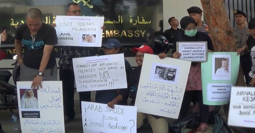 Puluhan wartawan yang tergabung dalam Solidaritas Wartawan Freelance menggelar aksi di depan Kedutaan Besar Arab Saudi, Jumat, 19 Oktober 2018. Mereka menuntut pengusutan tuntas kasus wartawan Khashoggi yang diduga dibunuh oleh rezim yang berkuasa. (Foto: Antara)